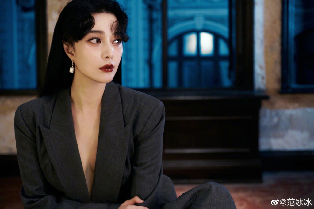 又常常以大濃妝示人。